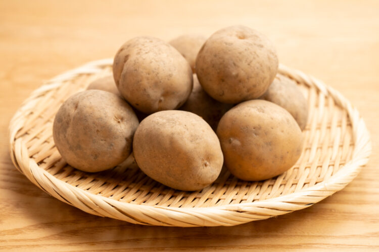 ザルにのせたじゃがいも数個